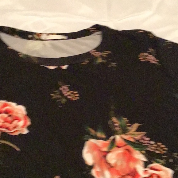 Flowered Top M - Picture 3 of 4
